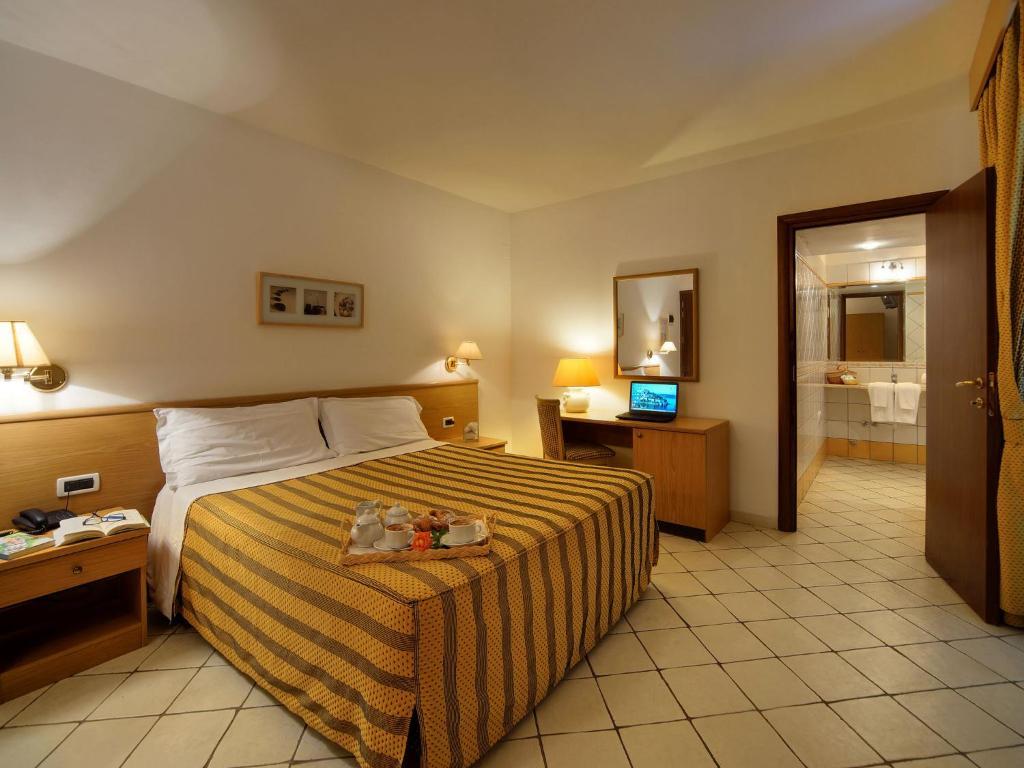 Hotel La Luna Ísquia Quarto foto